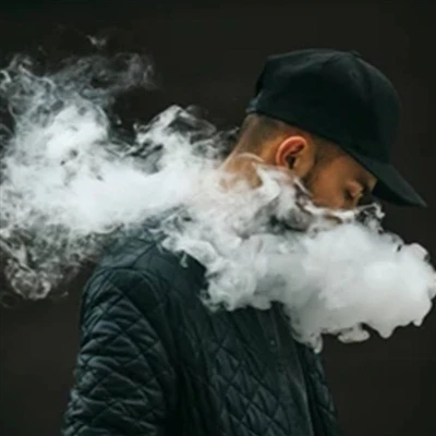 Beth sydd wedi'i gynnwys yn hylif e-sigaréts Vape?